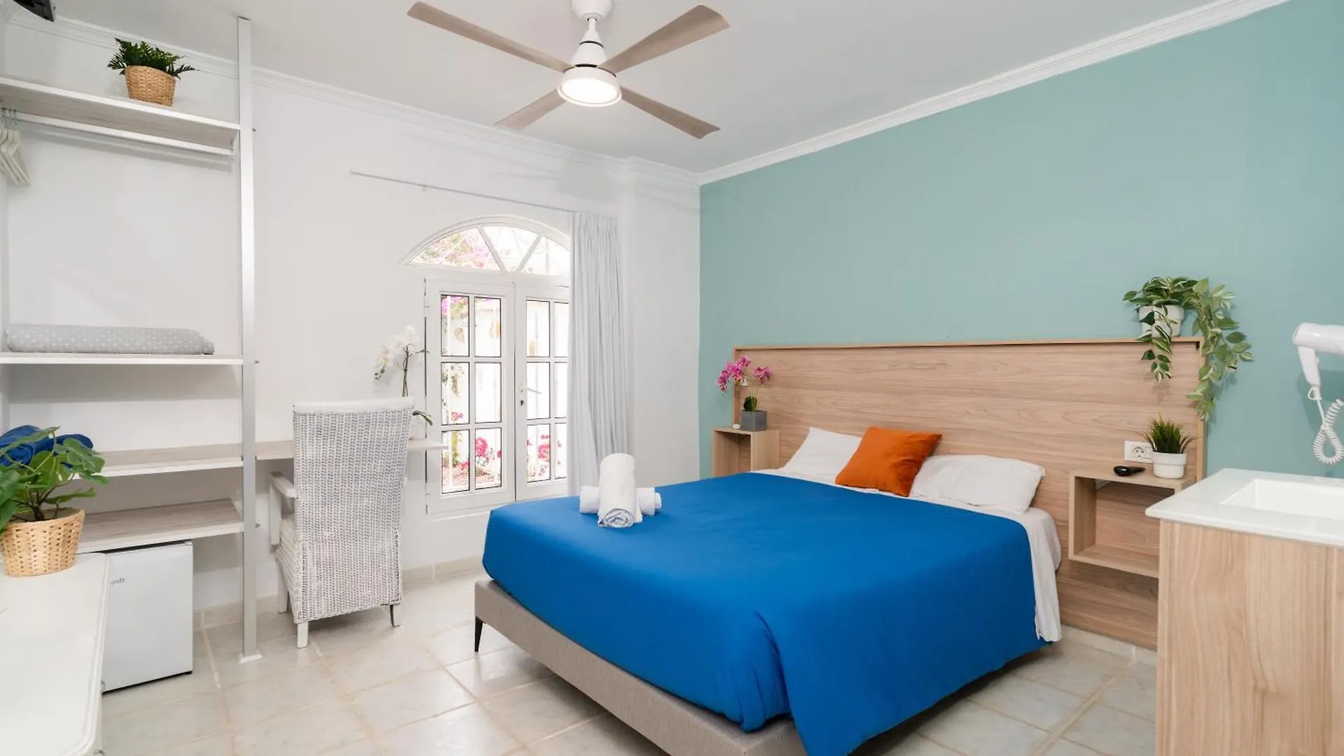 Guest House Villa Neon Tenerife kontakter
